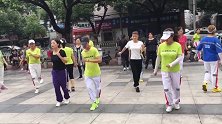 广场鬼步舞帅哥美女都在跳，强身又健体，开心又快乐