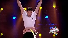 释小龙背沈梦辰做俯卧撑，练家子就是不一样，背人还能做这么标准
