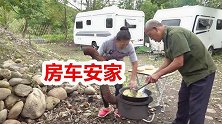 北方退休夫妻买房车隐居南方深山的日常生活