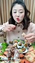 丰盛的海鲜大咖，看美女吃那么香，情不自禁的咽了口吐沫！