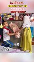 老师教师节收“扎心”祝福，男孩单膝跪地送花，祝老师“早日成家”教师节