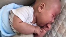 小宝宝躺在沙发上哭，没想到最后鼻涕都哭出来了