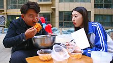 老师教学生加减法，全凭一盆超辣火鸡面，太有趣了