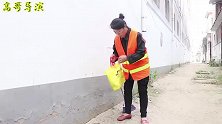 环卫工捡到钱包还给美女，没想却被诬赖偷钱，接个电话美女傻了