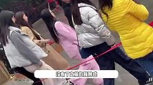 李湘风波后带女儿现身韶山，瘦了不少气质出众，16岁王诗龄筷子腿抢镜