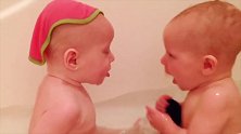 双胞胎宝宝一起洗澡，画面把心都萌化了！