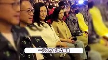 李嘉欣和老公看演唱会，54岁仍肤白貌美气质佳，被许晋亨宠成少女