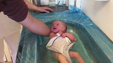 爸爸头一回给新生儿洗澡，宝宝全程目不转睛地盯着爸爸，太可爱了
