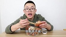 试吃250元一只红毛蟹，粉嘟嘟的看起来很好吃，小伙几口吃完了