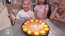 回到家父母再次给大女儿过生日切蛋糕，五胞胎吃蛋糕又有口福了