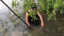 村花闲来无事，跑河里叉泥鳅，看看她是怎么叉到大鱼的！
