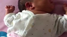 刚出生的宝宝，连拉粑粑都这么销魂，外婆都忍不住笑出声了！