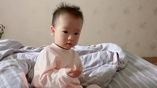 妈妈问小宝宝新的一天要干吗宝宝给了一个加油的手势，表情好萌
