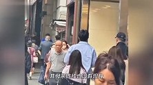 陈飞宇陪父亲陈凯歌逛街，父子俩身高很瞩目，全程没有亲密交流