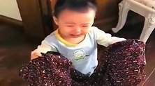 一星期没见妈妈，两岁的宝宝拿着妈妈的衣服哭喊：妈妈，看完泪目