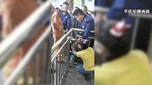 重庆沙坪坝：危险！幼童钻栏杆被卡头部胀红，幸亏他们来了