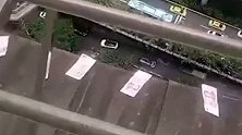 钞票满天飞！重庆一男子吸毒后从30楼疯狂撒钱 已被行拘