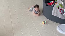 小宝宝匍匐前进地爬过去拿玩具，边爬边累得嗯嗯叫，萌翻了！