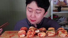 韩国屋塔房熊欧巴吃辣白菜包炖肉，怎么感觉有点嫌弃呢