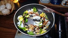 蛋炒饭的做法，简单又好吃的青椒蛋炒饭，超级开胃