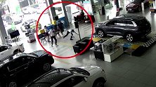 男子4S店帮朋友买车 因为193元上演全武行