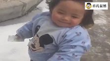 非要出门玩，结果却被一阵风吹乱了发型，小模样太可爱了！