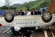 湖南一教练车失控翻下高坎 车辆四脚朝天多人受伤躺地