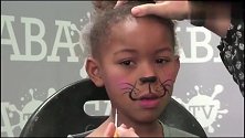 宝宝喜欢小猫，妈妈投其所好给宝宝化了猫妆容，宝宝很满意
