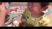 哥哥抢弟弟奶嘴，看见弟弟瘪嘴大哭自己也跟着哭起来，太逗了