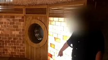 女子在汗蒸馆内闭眼放松 却被陌生男子亲吻