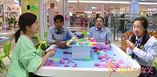 老师带同学们去大超市玩太空沙，同学们一个个像和面一样，真好玩