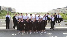 40人毕业班仅返校13名男生 体育生邀请邻系女生合拍毕业照