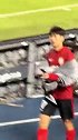 输给国安后，亚泰球员贺一然面对球迷指责时做出这个动作