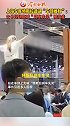 上海车展特斯拉遭遇“车顶维权”，女子现场高喊“刹车失灵”派出所：已带回调查特斯拉 刹车失灵