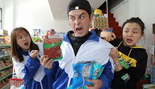 学渣逛超市玩套路，白吃2包干脆面老板还送他1包，什么鬼？