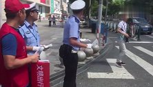 王赟成交通协管志愿者 遇到违章行为立马上前劝阻