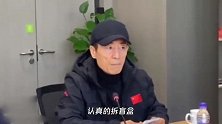 71岁张艺谋童心未泯，拆冰墩墩盲盒好开心，怕被偷收藏在办公室