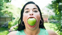 美国：女子打破嘴最大世界纪录，能一口吃下整个苹果