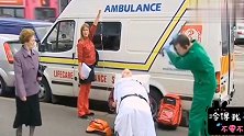 国外爆笑街头恶搞：简单粗暴的急救员治疗生病老人，路人被吓坏