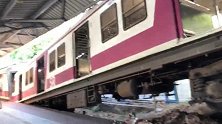 印度：一列火车刹车不及撞坏站台，驾驶员跳下火车避险