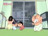 蜡笔小新：天空打闪要打雷了，小新和小伙伴们吓得躲在一起！