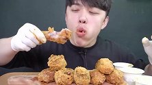 小哥一口吃一只炸鸡腿，这嘴巴像美食收割机一样