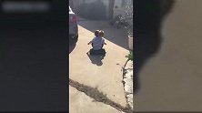 孩子们玩的游戏太危险了，家门们可要看好，不要受伤了！