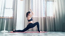 新月式—舒展髋部和肩部，纠正各种不良体态，使身体变得更轻盈！