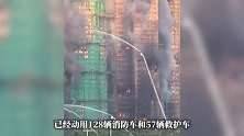 直击香港大火救援现场：767名消防员彻夜救火，小伙送来爱心盒饭