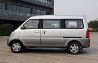 广西一男子骑车被卷入面包车底 群众抬车救人：被撞者身上有酒味