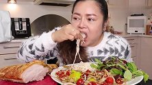大婶吃脆皮猪肉和酸木瓜丝，搭配米线一起吃