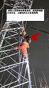 宁夏女子因感情纠纷，顶着沙尘暴爬上30米高电线塔！