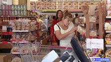 搞笑恶作剧：超市购物车里突然冒出个宝宝，弄得顾客一脸懵圈