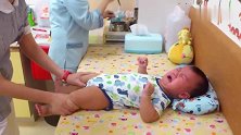 6个月的小宝宝打疫苗，右边一针左边又一针，宝宝哭得好可伶